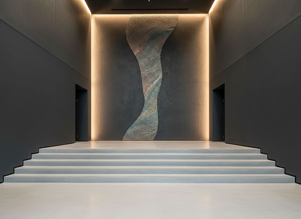 Ein moderner Raum mit Paterra Wand Anthrazit und Streifen Aplikation mit Effektspachtel