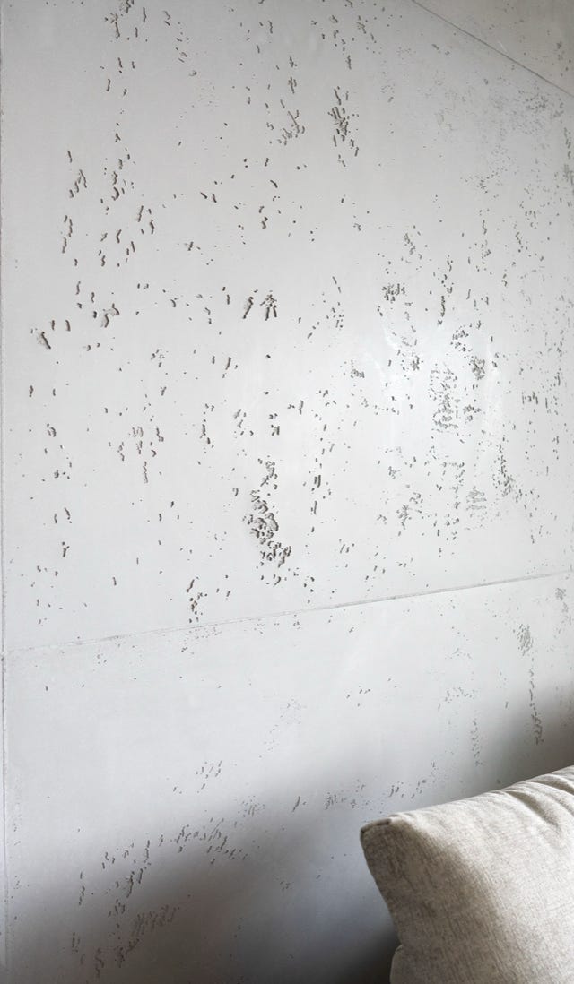 Betonwand hinter einer Couch
