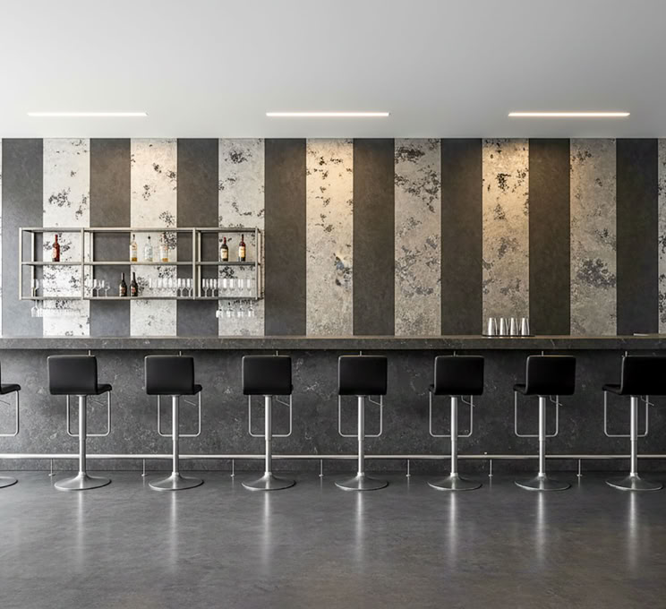 Eine moderne Bar mit Effektspachtel Smoke und Silber vertikalen Streifen.