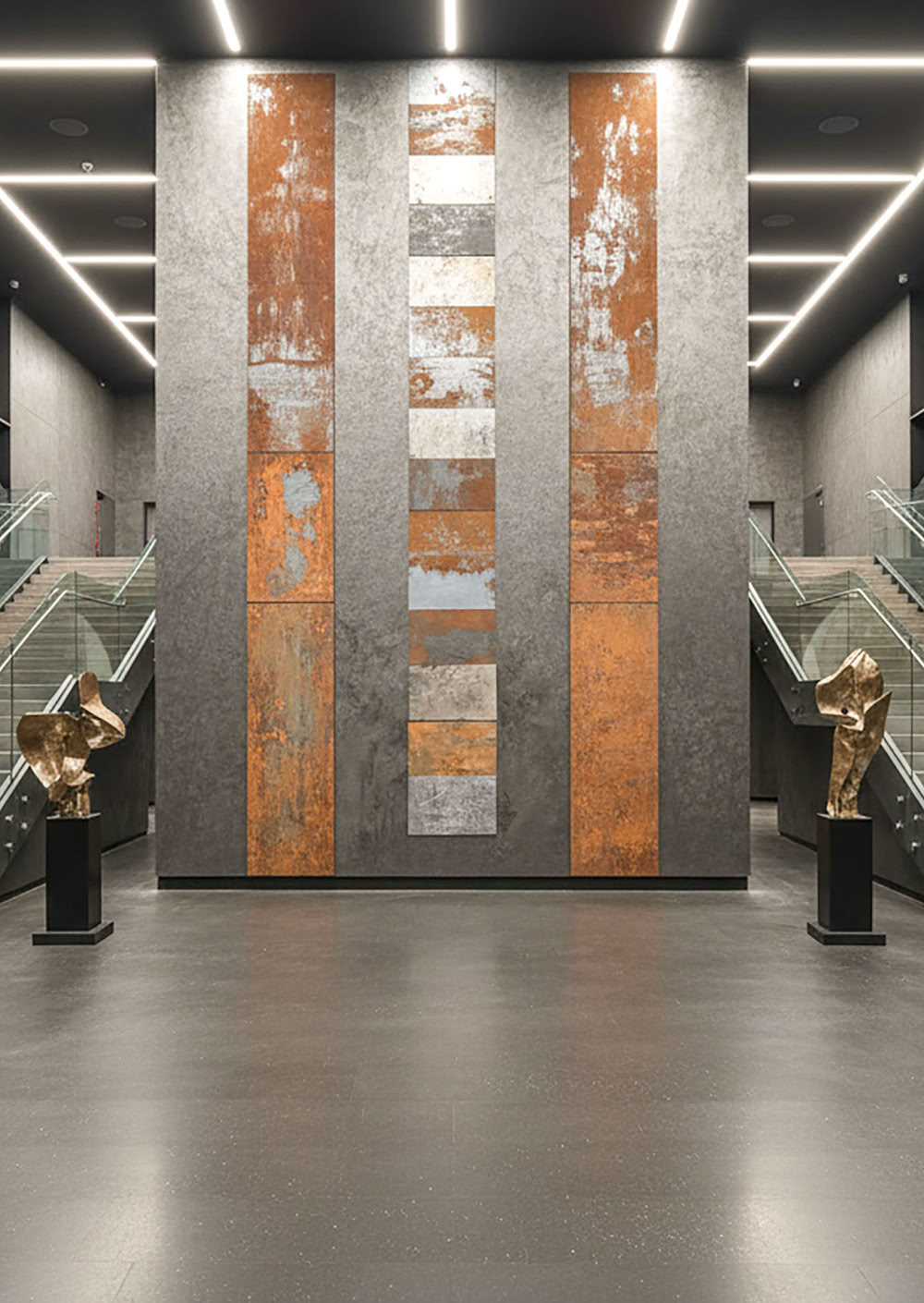 Großer, moderner Innenraum mit zwei syeiner großen Wand mit vertikalen Streifen mit Effektspachtel Rost und Stahl