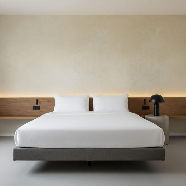 Modernes Schlafzimmer mit Paterra Wand Im Hotelzimmer