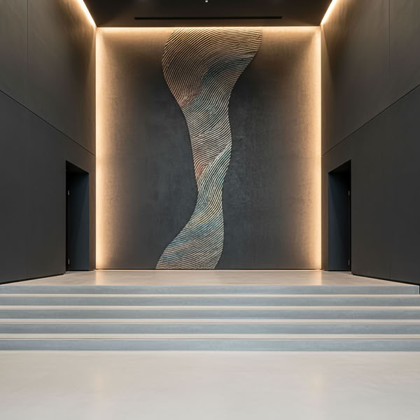 Ein moderner Raum mit Paterra Wand Anthrazit und Streifen Aplikation mit Effektspachtel