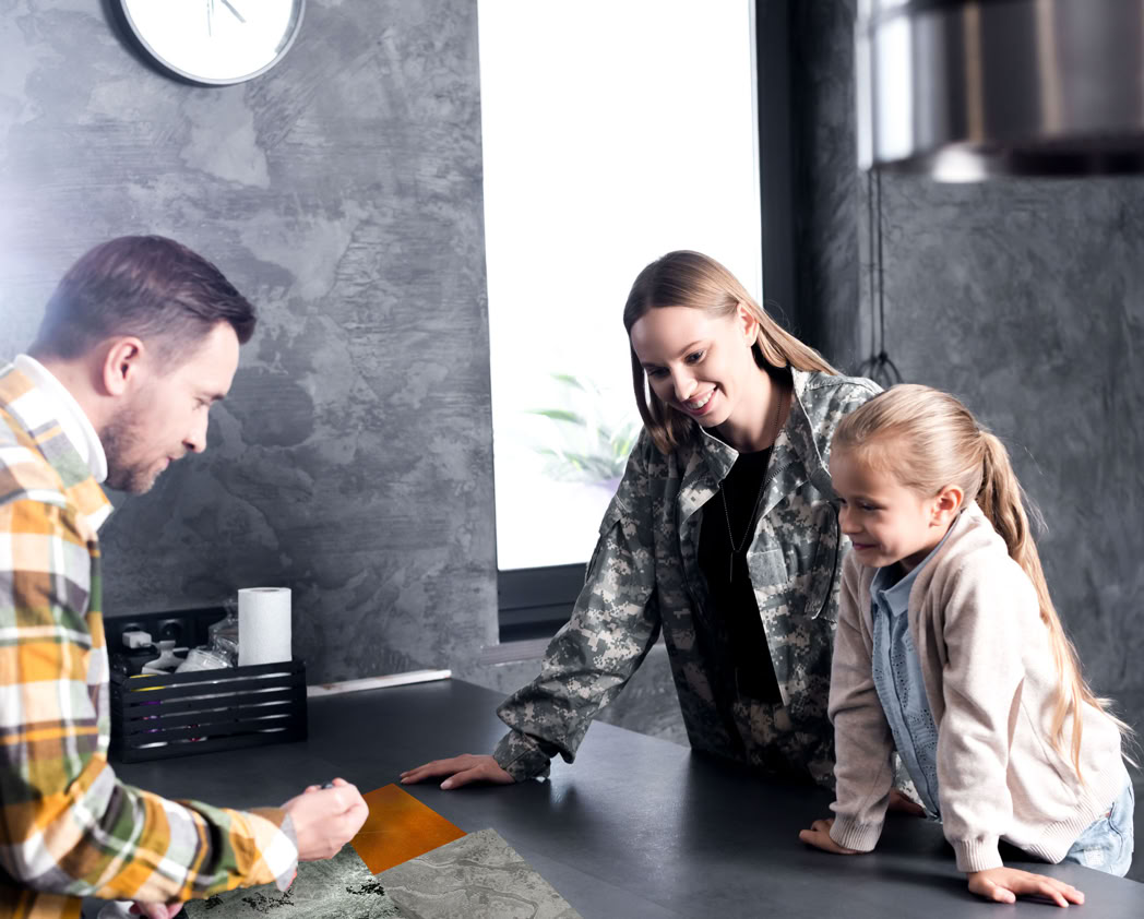 Das Bild zeigt eine Familie die sich Muster ansehen