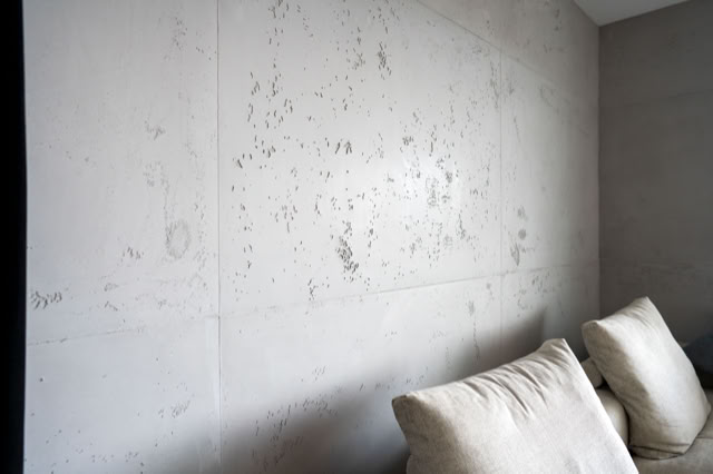 Betonwand hinter einer Couch