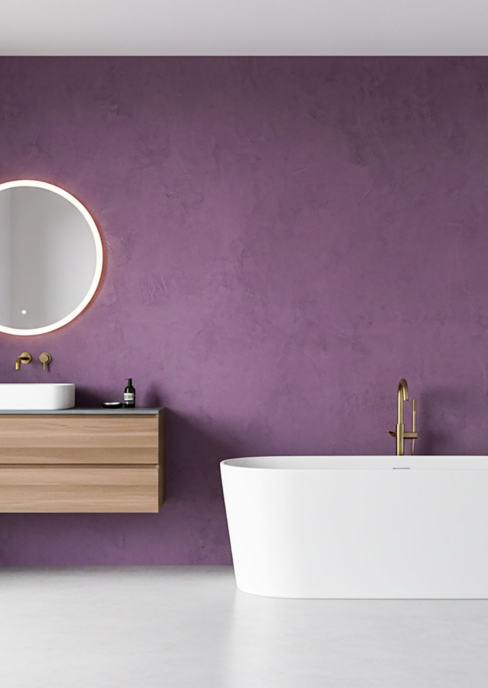 Modernes Badezimmer mit lila Paterra Wand, freistehender Badewanne, rundem Spiegel und Holzwaschtisch mit Waschbecken.