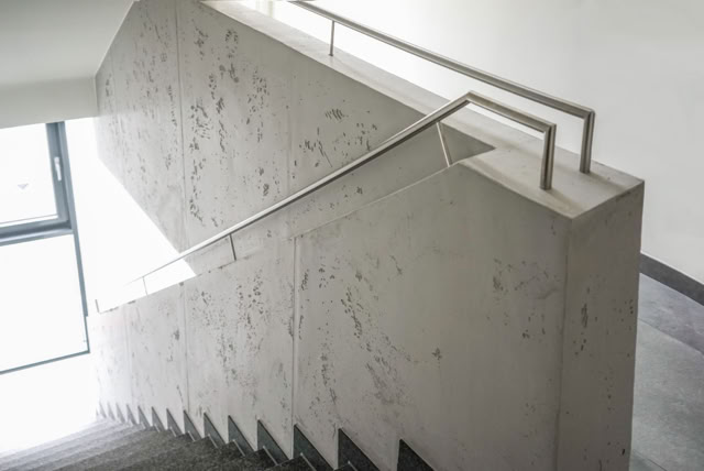 Betonspachtel im Treppenhaus