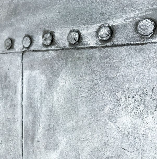 Strukturspachtel mit Silber und Nieten