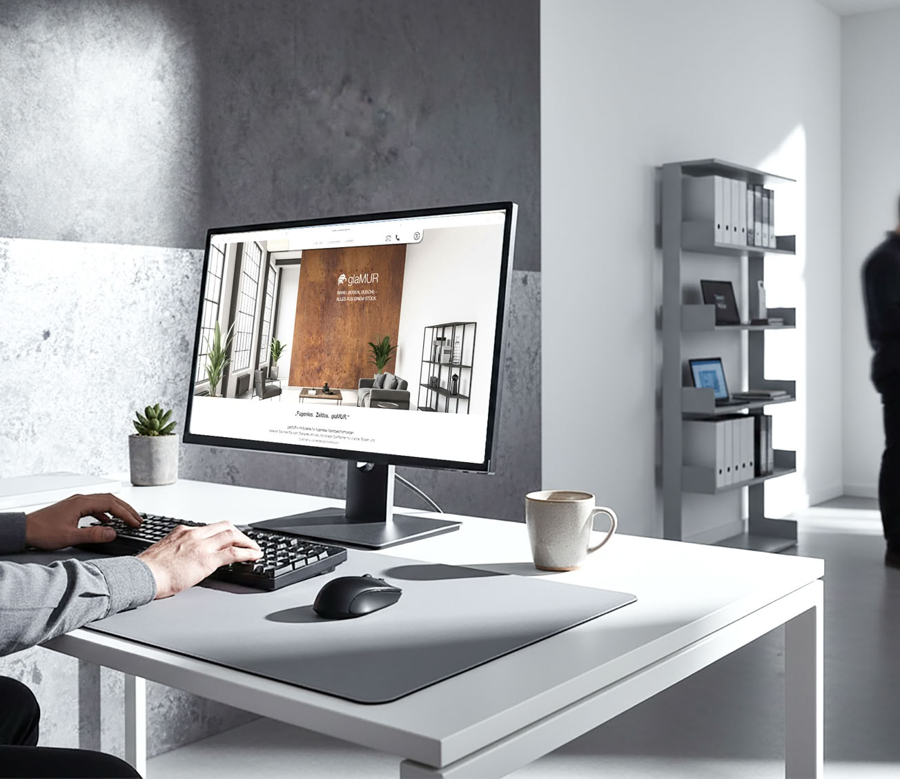 Büro mit glamur Seite auf den Monitor