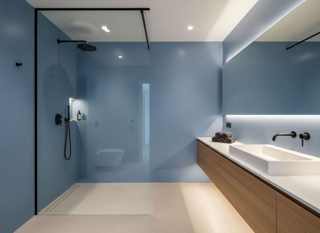 RS-Linie modernes Bad in blau Farbton 