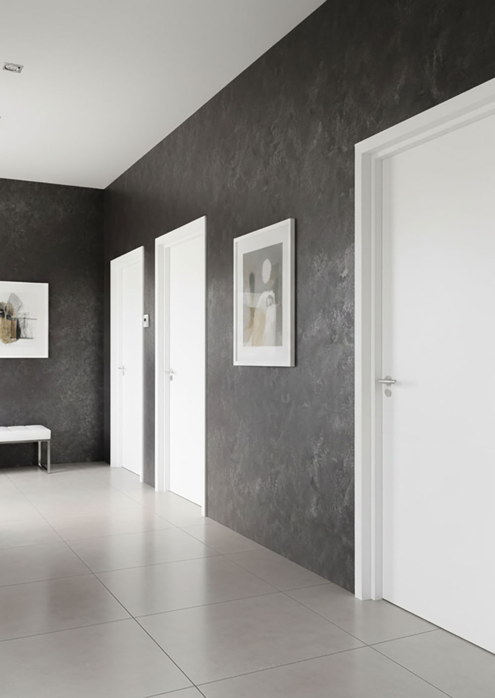 Flur mit Effektspachtel Smoke an den Wänden, zwei weißen Türen, zwei gerahmten Bildern an der Wand und einer Bank.