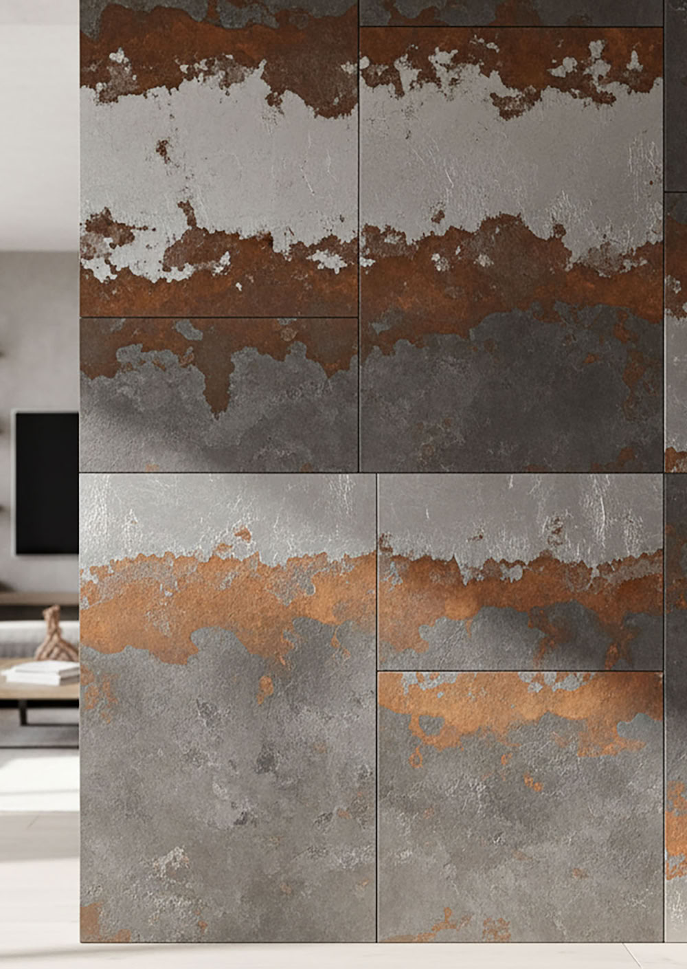 Wohnzimmer mit moderner Einrichtung, grauem Sofa, Regalen und einem Fernseher; im Vordergrund eine Wand mit rostfarbenen und grauen Texturen.