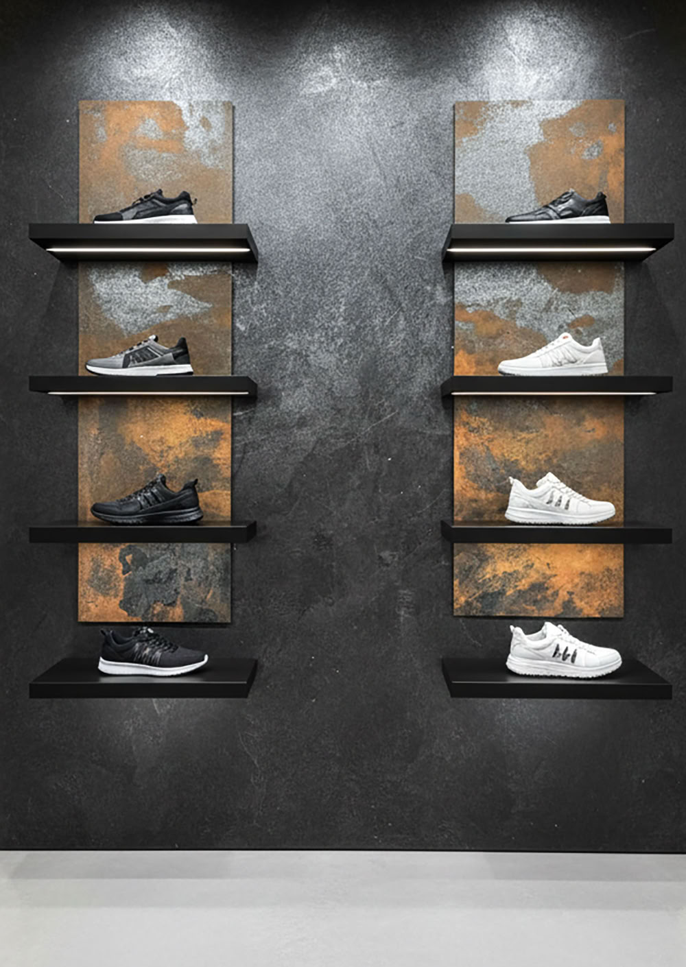 Ein Schuhgeschäft mit Regalen voller Schuh. Rückwand metallische Oberfläche mit Effektspachtel,Rostspachtel